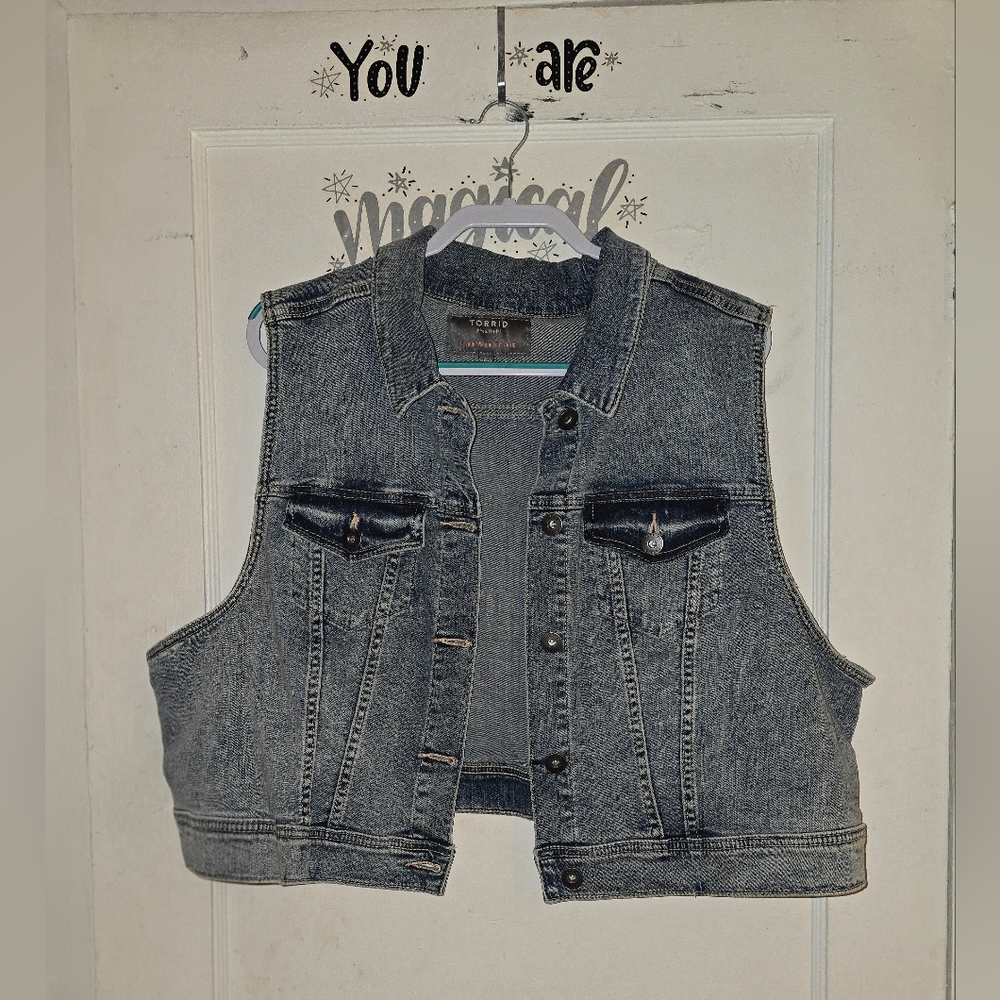 Torrid NWOT Size 3 Blue Denim Vest with Contrast Stitching